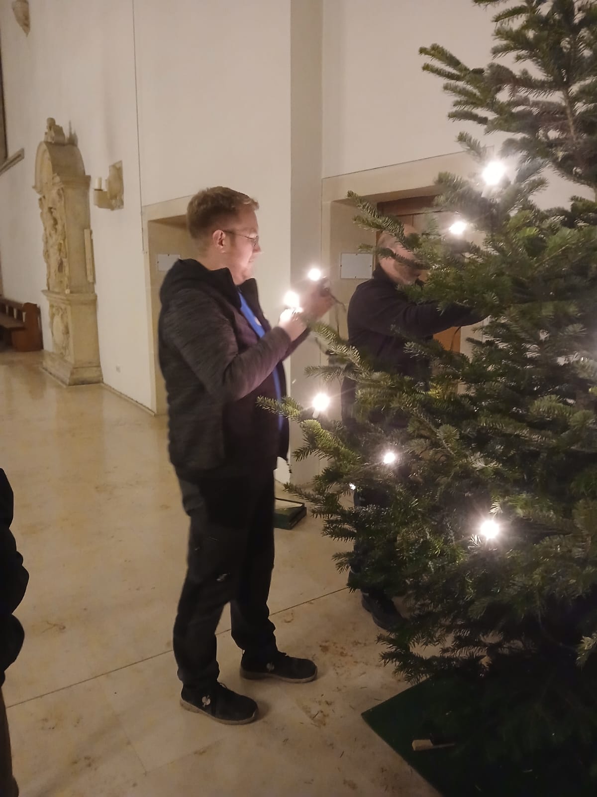 Mit Kettensägen in die Kirche